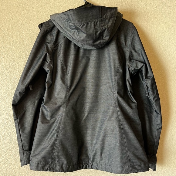 SOLD Columbia Women’s Omni-Tech Rain Jacket; Size Small - Picture 4 of 14